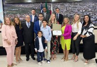 Câmara homenageia Drª Itanna Assis de Souza Pelegrini com Título de Cidadã Jequieense por iniciativa da vereadora Moana Meira